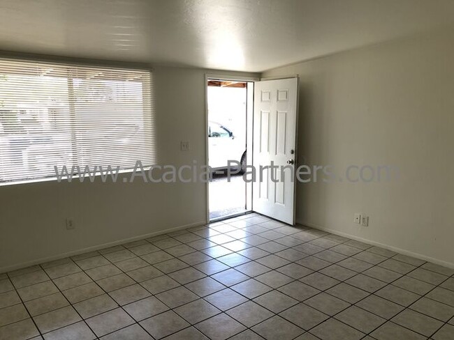 Building Photo - Two Bedroom/One Bath