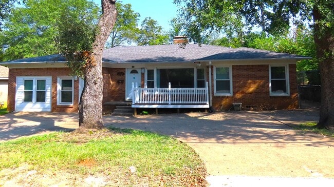Building Photo - Recently Remodeled 4 Bedroom, 2 bath Home ...