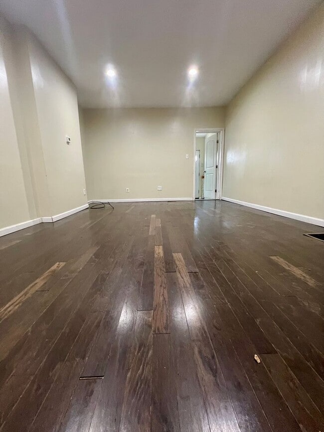 Photo - Gorgeous 3-Bedroom Townhome in Elmwood Park! Available NOW!