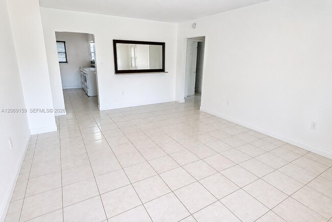 Photo - 985 SW 10th St Unidad 2