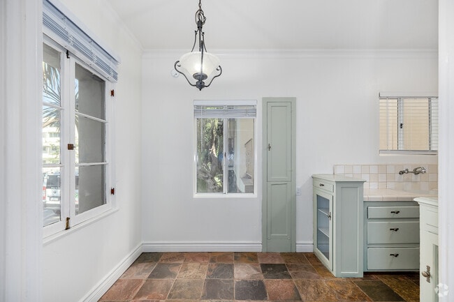 1BR, 1BA - 725SF - Dining Room