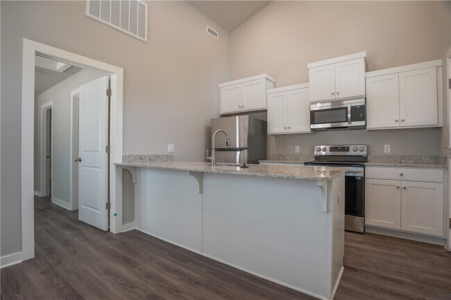 Photo - 748 N Honey Locust Bnd