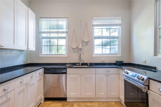 Photo - 27 NE 49th St