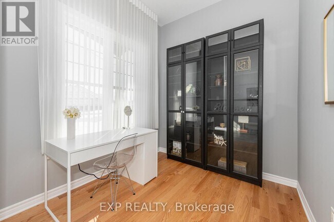 Photo - 676 Fisher St