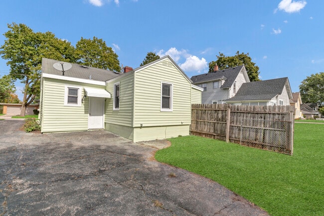 Photo - 345 Illinois St