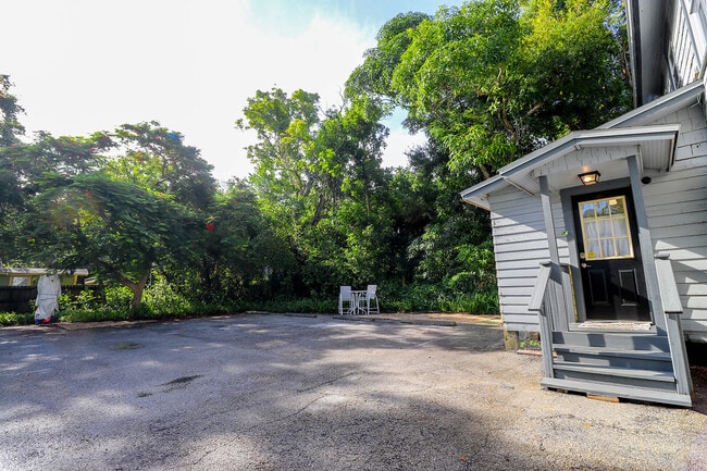 Photo - 203 16th St W