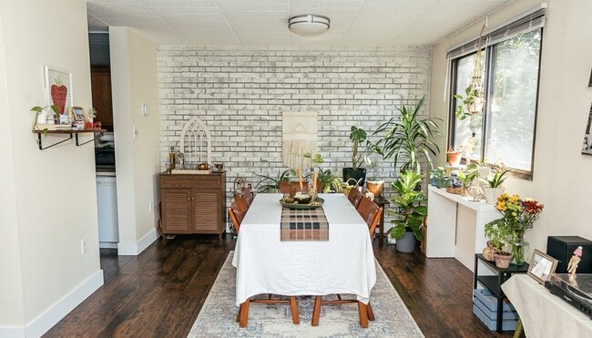 Photo - Walnut on the Park