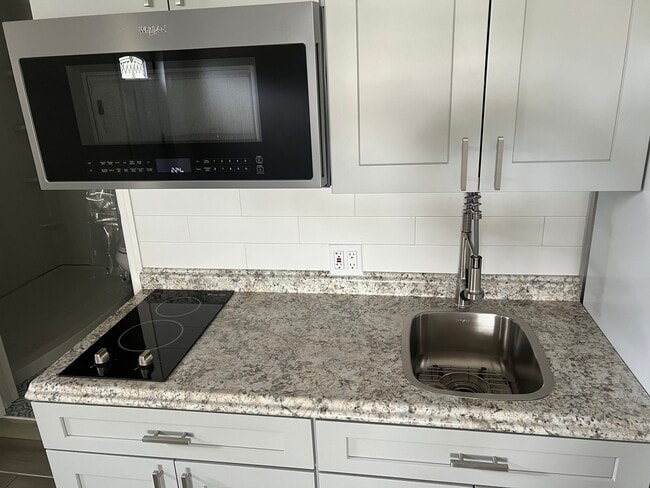 Building Photo - 1809 Barksdale Dr Unit Studio