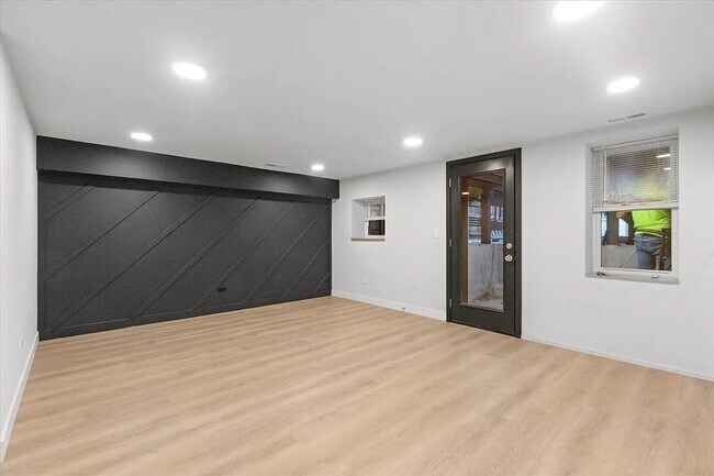 927 N Mozart St