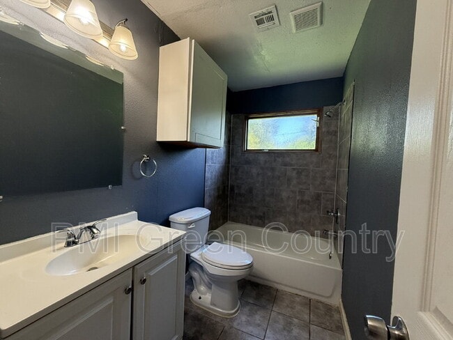 Photo - 859 E 52nd St N