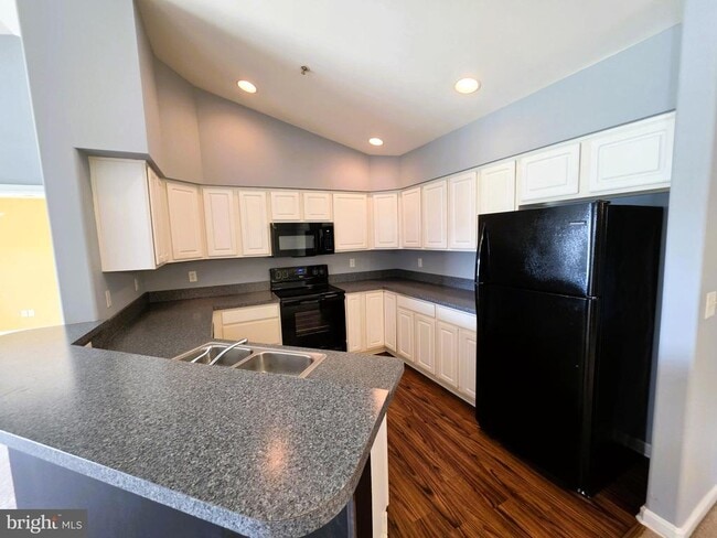 Building Photo - 3003L Heather Ln Unit J