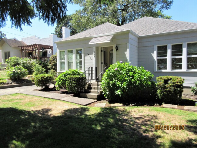 Two Bedroom House in Laurelwood! - Two Bedroom House in Laurelwood!
