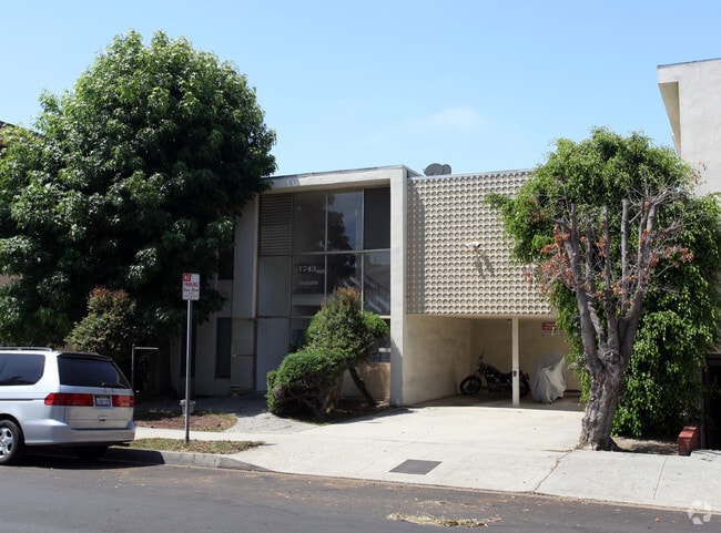 1733 Purdue Ave