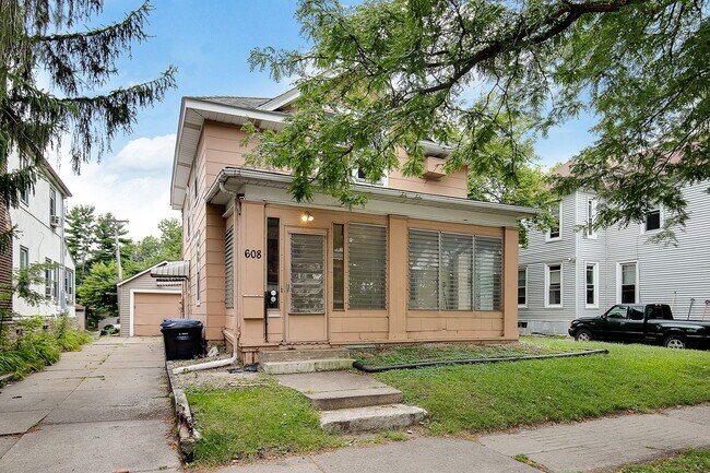 Photo - 608 8th St SE House