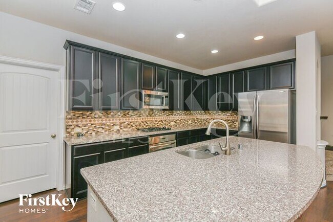 Photo - 520 Glacier St