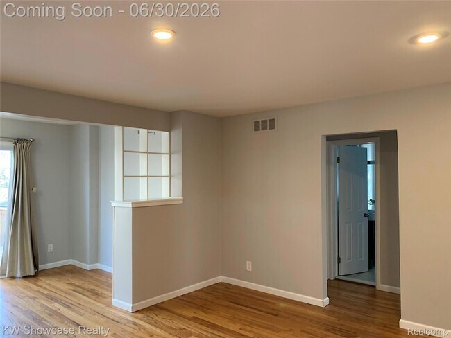 Photo - 2050 Wycliffe Ave