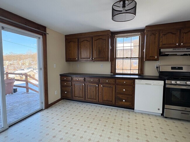 Photo - 320 Chamberlain Rd Unit East Side