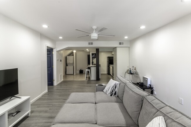 Photo - 916 Highview St