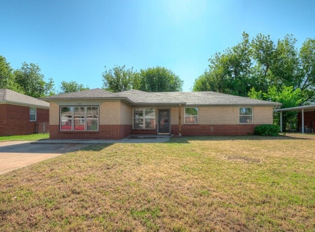 Building Photo - 510 N Oak St
