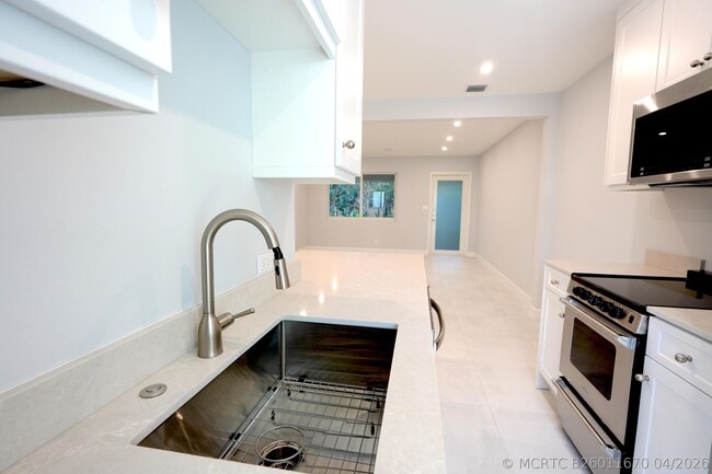 Photo - 631 NE 17th Way Unit 3