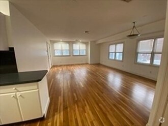 Building Photo - 240 E 8th St Unit 3 Rental