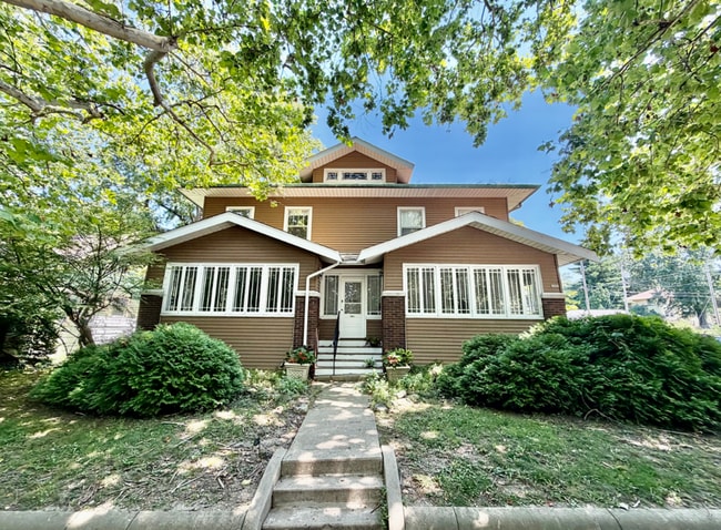 Building Photo - 1501 N Clinton Blvd Unit 1