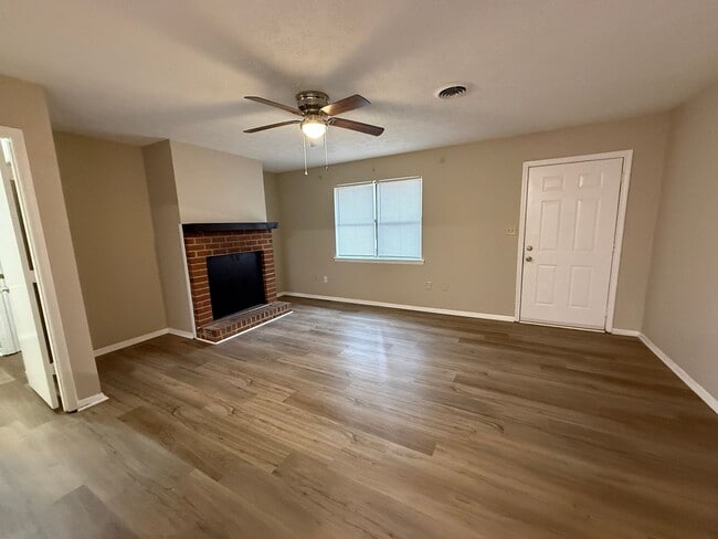 Building Photo - 1605/1607 Cedar Shoals Dr Unit 1605