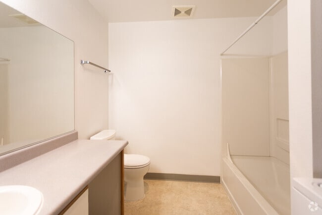 1BR,1BA-658SF - Evergreen Rock Maple Apartments