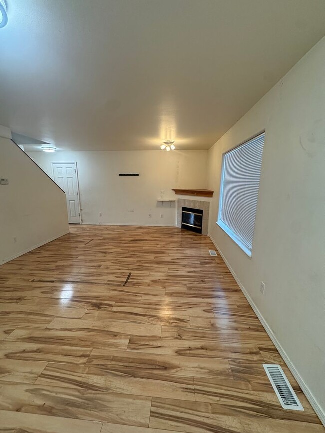 Photo - 5222 Leslie St Unit B