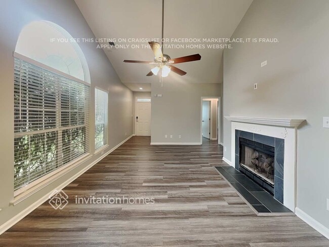 Photo - 594 Viking Pl SW