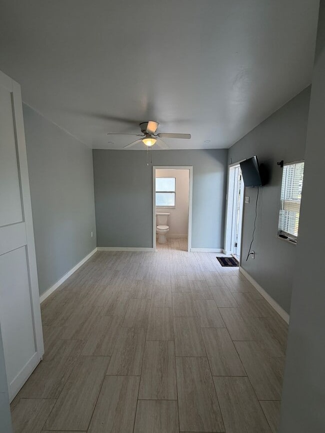 Photo - Completely renovated efficiency in Orlando
