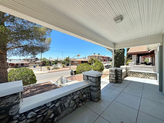 Photo - Sunset Heights Historic Home - 3Bed Refrig...