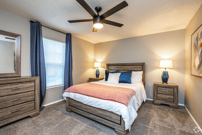 2BR, 1BA - 883 SF