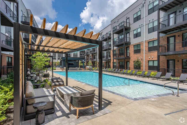 Outdoor Pool & Courtyard - Trace Quarter