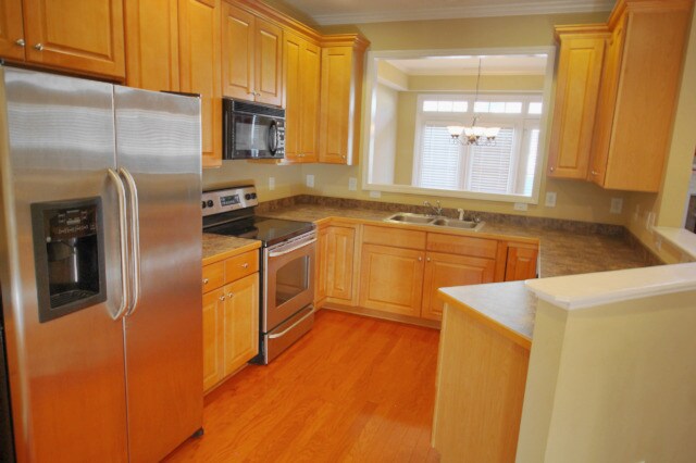 Photo - Beautiful and spacious 3 bedroom townhome ...