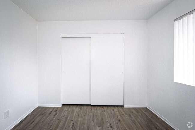 2 habitaciones, 2 baños - 800-850 pies cuadrados - Habitación secundaria - 1776 Temple Ave