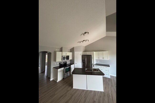 Photo - 602-662 62 St SW