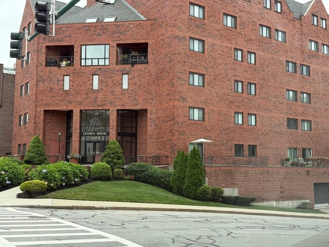 Building Photo - 44 Elm St Unit 304
