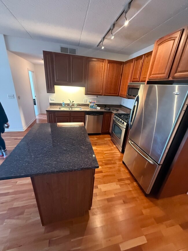 Building Photo - 1250 S Indiana Ave Unit 1012