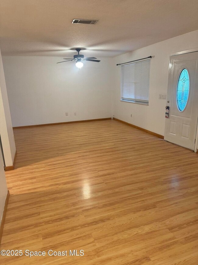 Photo - 810 Vantage St SE