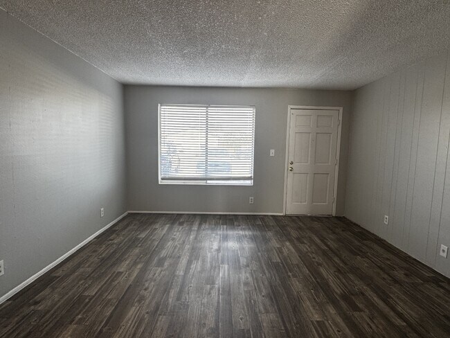 Photo - 301 W Helen St