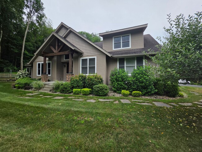 Luxurious 3-Bedroom Home in Poughquag, NY - Luxurious 3-Bedroom Home in Poughquag, NY