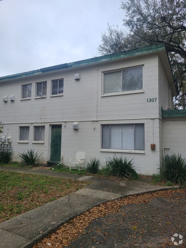 Building Photo - 1307 NW 6th St Unit PROCUREMENT 6th Street Apt 10
