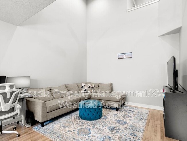 Photo - 3928 Hardman Way