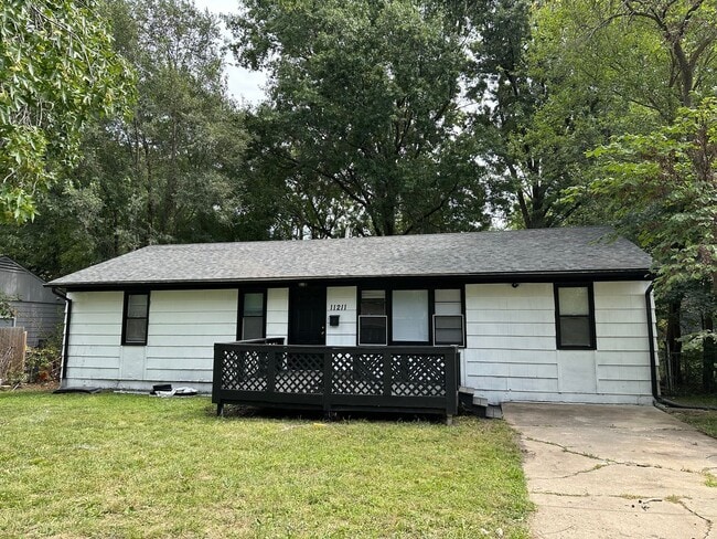 Building Photo - 4 bed 1 bath Rental