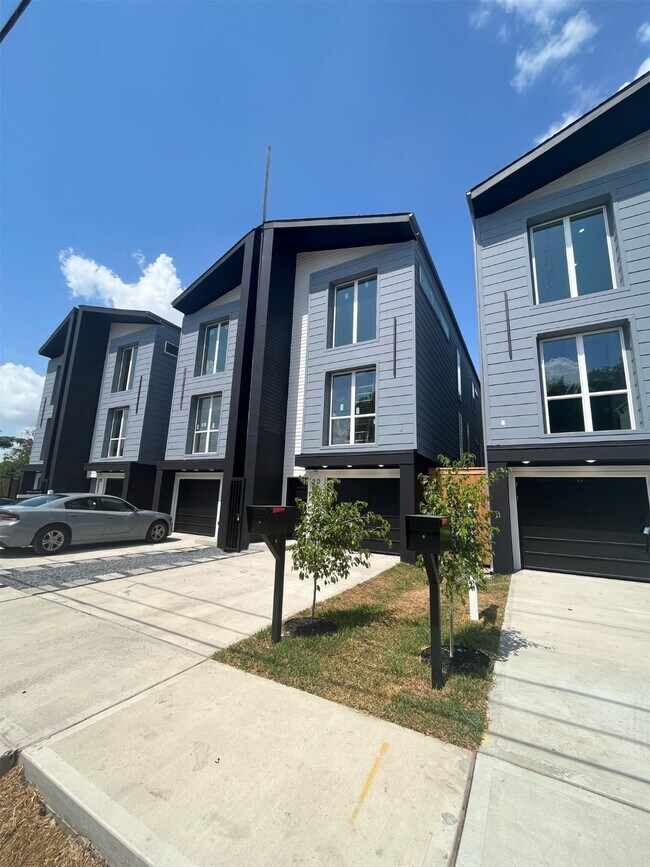 Photo - 2205 Staples St