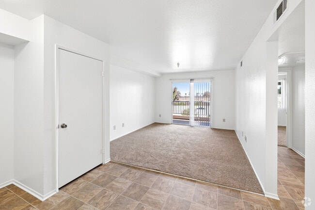1BR, 1BA - 582SF - Living Room