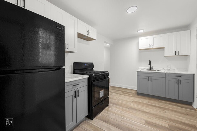 Building Photo - 7655 S May Rental
