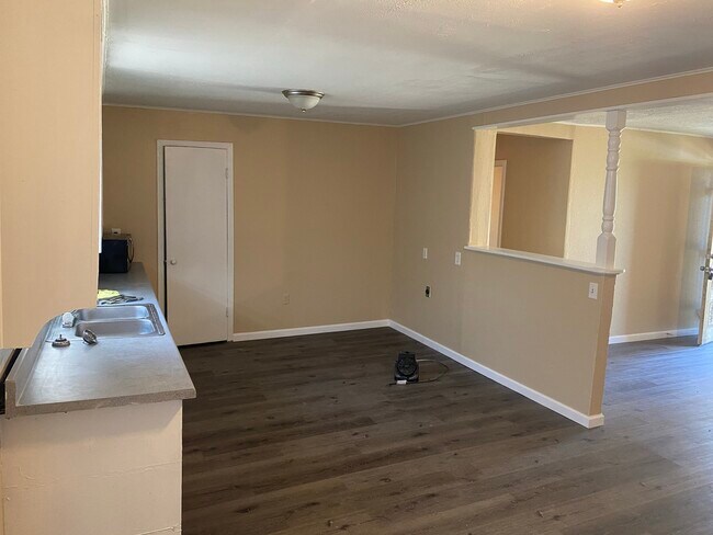 Photo - 300 W 12th St