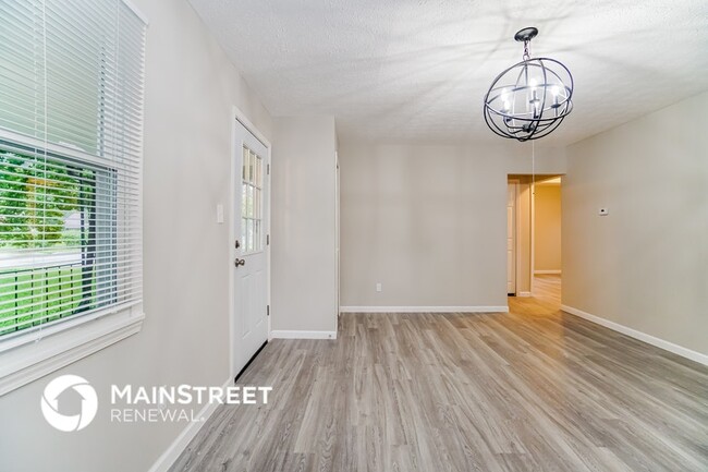 Photo - 973 Exeter Rd